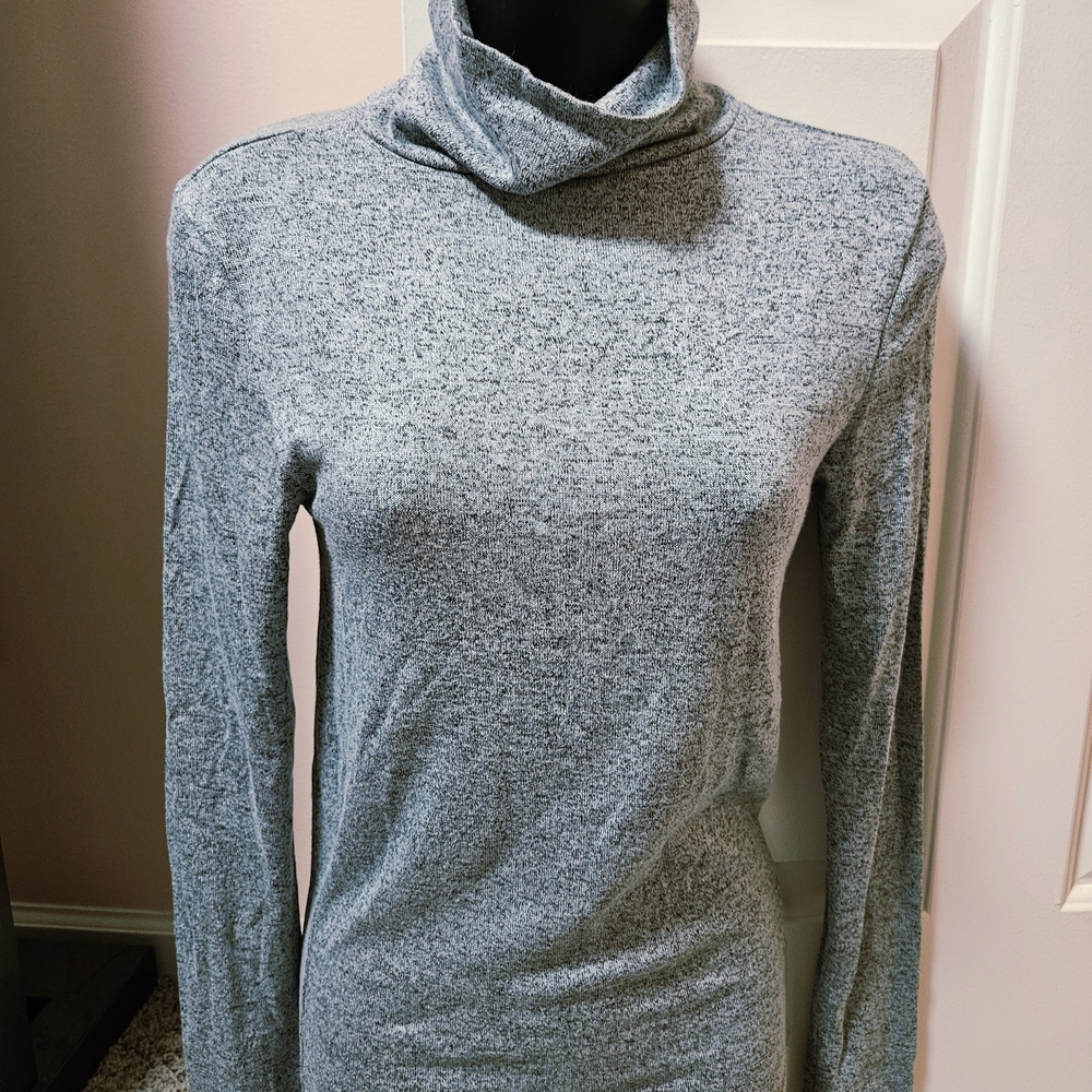 Sophisticated Heathered Turtleneck Long Sleeve in Soft Gray And Blue